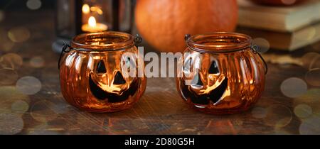 Halloween Kürbis Kopf Jack Glas Laterne. Halloween Dekoration auf Holztisch Hintergrund, selektive Fokus - Bild Stockfoto