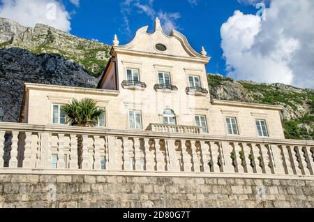 Tripković-Palast im Dorf Dubrota an der Bucht von Kotor, Europa von Flavia Brilli Stockfoto