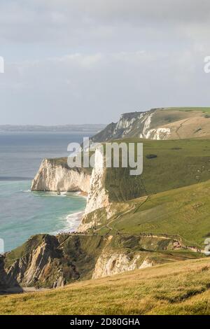 Ein Bild der weltberühmten Jurassic Coast, dieses Foto wurde mit einem Teleobjektiv aufgenommen. Stockfoto