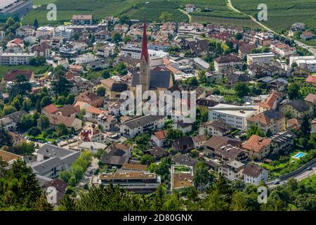 Herrliche Luftaufnahme der Altstadt von Schlanders, Südtirol, Italien, an einem sonnigen Tag Stockfoto