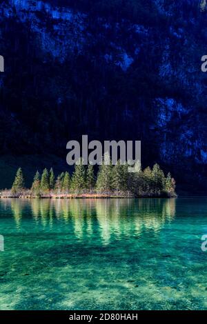 Ein kleiner Kops bei Saletalm, der sich im Wasser des Königssee im Berchtesgadener Land spiegelt. Stockfoto