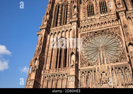 Vorderansicht der Kathedrale Notre Dame in Straßburg. Dekorative Fassade mit Rosenfenster aus der Nähe. Straßburg, Frankreich. Stockfoto
