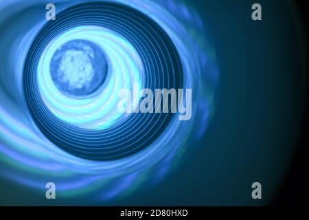 Abstrakter Strudel-Tunnel mit silberblauem Licht auf einem Hintergrund Muster strukturiert für Design. Stockfoto