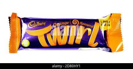 Limitierte Auflage Cadbury twirl orange aromatisierte Schokolade Bar auf einem Weißer Hintergrund Stockfoto