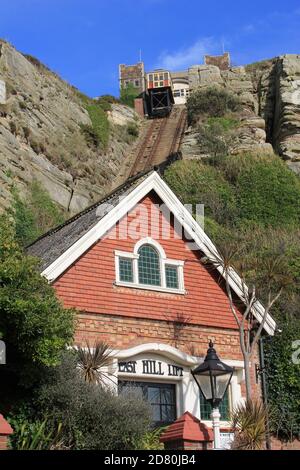 Hastings, East Sussex, UK - 10.20.2020: East Hill Cliff Railway oder Lift ist eine Standseilbahn in der englischen Stadt Hastings in Sussex. Stockfoto