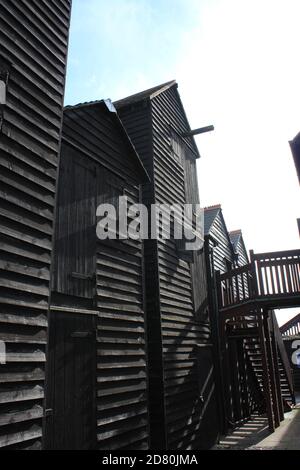 Hastings, East Sussex, UK - 1/11/2020: Traditionelle Fischerhütten in der Altstadt von Hastings, in denen Fischer Netze zum Trocknen aufhängen und vom Fischfang zurückkehren Stockfoto