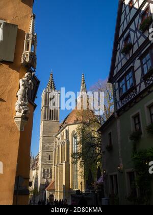 Rothenburg ob der Tauber St. Jakob Kirche und ein Bild von St. Georg und dem Drachen in einer Gebäudeecke Stockfoto