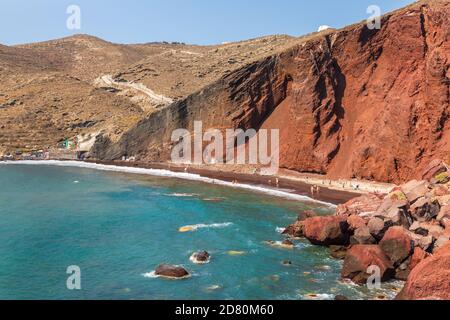 Santorini, Kykladen Archipel, Griechenland - 18. September 2020: Touristen am Roten Strand, einem der beliebtesten Strände der Welt. Schöner Sommer Stockfoto