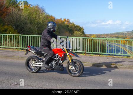 Red Aprilia 750 750cc Motorradfahrer; zwei Rädern Transport, Motorräder, Fahrzeug, Straßen, Motorräder, Motorradfahrer motoring in Chorley, UK Stockfoto