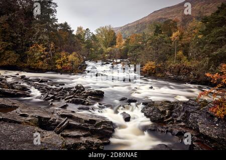 Herbstliche Farbe an den Wasserfällen von Dochart im Dorf Killin, Stirling Stockfoto