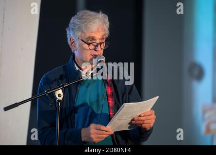 Stuttgart, Deutschland. Oktober 2020. Walter Sittler, Schauspieler, liest einen Text während der Vernissage des Fotoprojekts "There is Glory in Prevention" unter der Paulinenbrücke. Quelle: Sebastian Gollnow/dpa/Alamy Live News Stockfoto