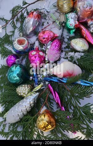 Vintage Glas Weihnachtsbaum Spielzeug im Schnee. Stockfoto