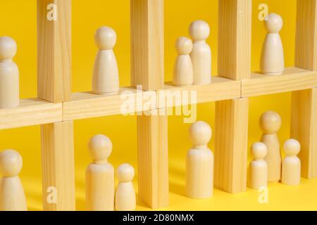 Selbstisolation während der Coronavirus-Epidemie. Bleib zu Hause Konzept. Menschen in Quarantäne und Isolation zu Hause bleiben und durch das Fenster schauen. . Stockfoto