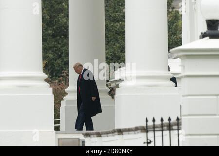 Washington, Usa. Oktober 2020. US-Präsident Donald J. Trump verlässt am Montag, den 26. Oktober 2020, das Weiße Haus in Washington, DC, das zu politischen Ereignissen in Pennsylvania aufbricht. Foto von Chris Kleponis/UPI Kredit: UPI/Alamy Live News Stockfoto