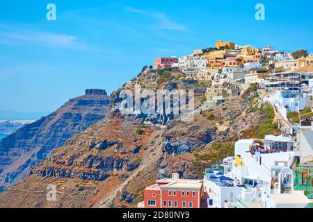 Panoramablick auf die Stadt Fira auf der Insel Santorini in Griechenland. Malerische griechische Landschaft Stockfoto