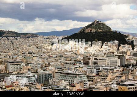 Griechenland, Teilansicht der Stadt Athen vom Akropolis-Hügel mit Lycabettus-Hügel im Hintergrund. Stockfoto