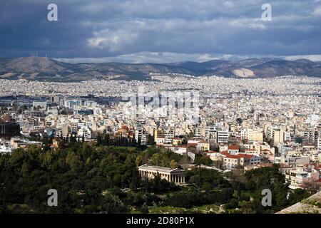 Teilansicht der Stadt Athen vom Akropolis-Hügel mit dem Tempel des Hephaestus im Vordergrund - Athen, Griechenland, 2. Februar 2020. Stockfoto