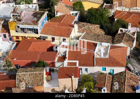 Ansicht der alten traditionellen Gebäude im Plaka Bezirk - Athen, Griechenland, 5. Februar 2020. Stockfoto