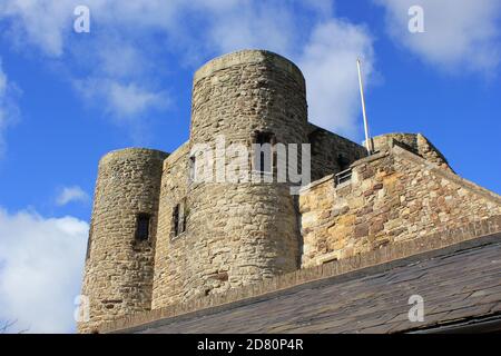 Ypern Tower aus dem 14. Jahrhundert, der Teil der Verteidigung von Rye mit Kanonen war, jetzt Rye Castle Museum, mit Ausstellungen zur lokalen Geschichte,RYE , EAST SUSSEX, Großbritannien Stockfoto