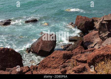 Roter Strand. Santorini, Inseln der Kykladen, Griechenland. Schönen Sommerlandschaft mit einem der berühmtesten Strände der Welt. Stockfoto