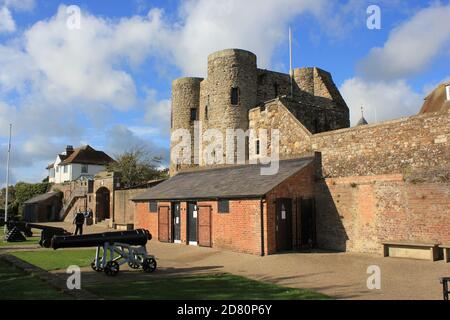 Ypern Tower aus dem 14. Jahrhundert, der Teil der Verteidigung von Rye mit Kanonen war, jetzt Rye Castle Museum, mit Ausstellungen zur lokalen Geschichte,RYE , EAST SUSSEX, Großbritannien Stockfoto