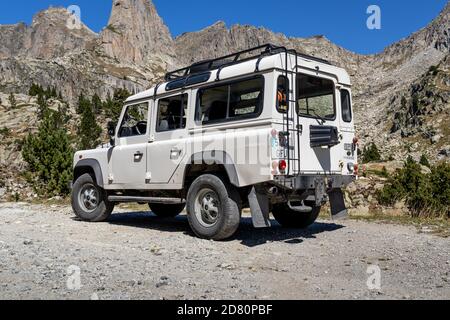 ESPOT, SPANIEN-5. SEPTEMBER 2020: Land Rover Defender 110 Kombi steht auf einer Bergstraße (Rückansicht) Stockfoto