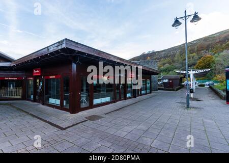 Reihen von ständig geschlossenen Geschäften im Festival Park in der walisischen Stadt Ebbw Vale. Stockfoto