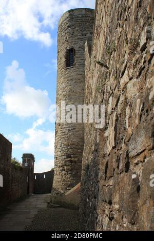 Ypern Tower aus dem 14. Jahrhundert, der Teil der Verteidigung von Rye mit Kanonen war, jetzt Rye Castle Museum, mit Ausstellungen zur lokalen Geschichte,RYE , EAST SUSSEX, Großbritannien Stockfoto