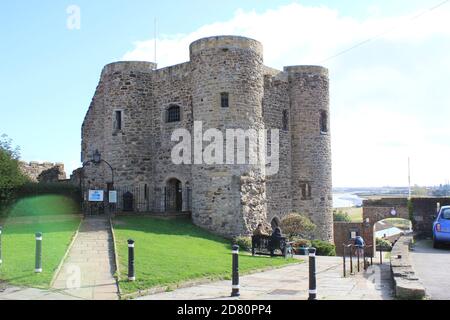 Ypern Tower aus dem 14. Jahrhundert, der Teil der Verteidigung von Rye mit Kanonen war, jetzt Rye Castle Museum, mit Ausstellungen zur lokalen Geschichte,RYE , EAST SUSSEX, Großbritannien Stockfoto