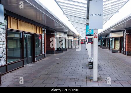 Reihen von ständig geschlossenen Geschäften im Festival Park in der walisischen Stadt Ebbw Vale. Stockfoto