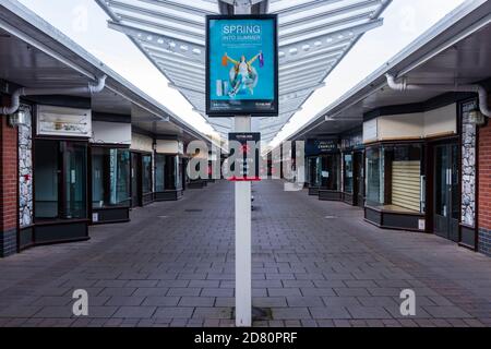 Reihen von ständig geschlossenen Geschäften im Festival Park in der walisischen Stadt Ebbw Vale. Stockfoto