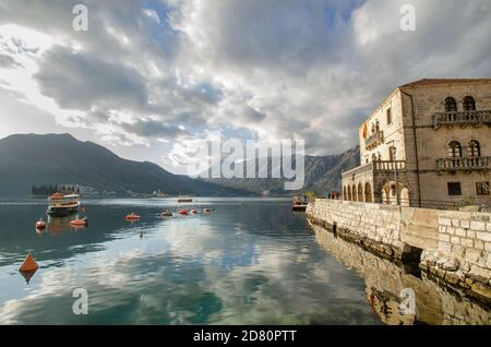 Perastpromenade mit Wolken und Bergen und Perastinseln in der Ferne Kotor Bay, Montenegro, Europa von Flavia Brilli Stockfoto