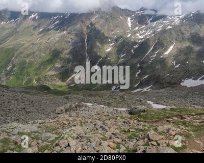 Blick vom Niederl Sattel auf die Nurnberger Hütte und schneebedeckte Gipfel am Stubaier Wanderweg, Stubaier Hohenweg, Sommer Felsenalpenlandschaft Stockfoto