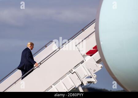 Washington, District of Columbia, USA. September 2020. US-Präsident Donald Trump tritt am 12. September 2020 in Washington, DC, bei der Joint Base Andrews an den Board der Air Force One – Trump fliegt nach Reno, Nevada. Quelle: Alex Edelman/ZUMA Wire/Alamy Live News Stockfoto