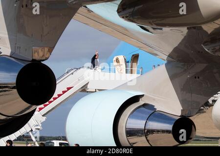 Washington, District of Columbia, USA. September 2020. US-Präsident Donald Trump tritt am 12. September 2020 in Washington, DC, bei der Joint Base Andrews an den Board der Air Force One – Trump fliegt nach Reno, Nevada. Quelle: Alex Edelman/ZUMA Wire/Alamy Live News Stockfoto