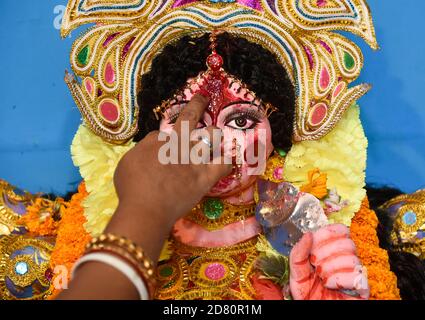 Eifrige Anhänger, die Rituale vor dem Eintauchen der hinduistischen Göttin Durga in die Wasser des Brahmaputra Flusses während des letzten Tages des Durga Puja Festivals in Guwahati, Indien am 26. Oktober 2020 durchführen. Der letzte Tag des Festivals heißt Vijay Dashmi, Vijaya bedeutet "Sieg" und Dashmi bedeutet "Zehntel". Durga Puja wird in den indischen Bundesstaaten Westbengalen, Assam, Jharkhand, Orissa und Tripura weithin gefeiert und gipfelt im Eintauchen der Idole der Hindu-Göttin Durga, die Macht und den Triumph des Guten über das Böse in der hinduistischen Mythologie symbolisiert. Kredit: David Talukdar/Alamy Live Nachrichten Stockfoto