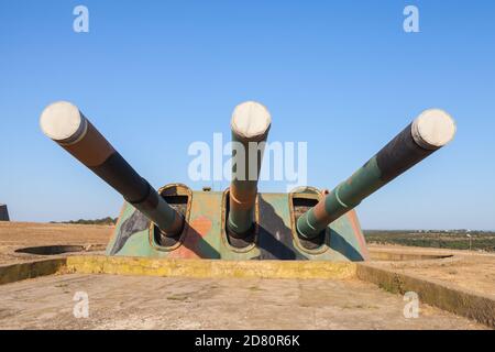 Dreiarreled Pistole der Armored Batterie 30 oder 30. Batterie. Sowjetische militärische Einheit, die bei der Verteidigung von Sewastopol 1941-1942 während des Zweiten Weltkriegs wichtig war Stockfoto