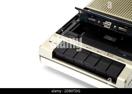 Alter Vintage tragbarer Kassettenspieler aus den 1980er Jahren isoliert auf Ein weißer Hintergrund Stockfoto