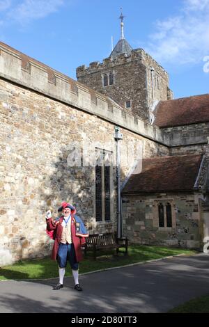 RYE, EAST SUSSEX, Großbritannien - 10. Oktober 2020: Stadtschreier oder Portier in 18. Jahrhundert Outfit, in alten Zeiten verwendet Stadtschreier Spaziergang Straßen Klingeln Glocke Stockfoto