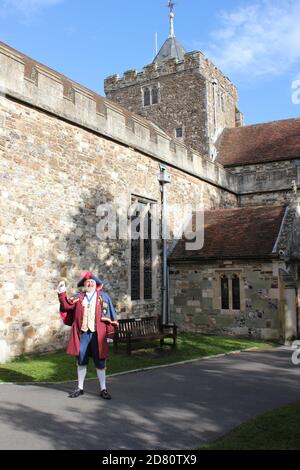 RYE, EAST SUSSEX, Großbritannien - 10. Oktober 2020: Stadtschreier oder Portier in 18. Jahrhundert Outfit, in alten Zeiten verwendet Stadtschreier Spaziergang Straßen Klingeln Glocke Stockfoto