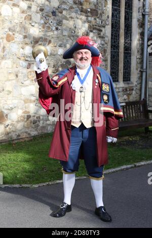 RYE, EAST SUSSEX, Großbritannien - 10. Oktober 2020: Stadtschreier oder Portier in 18. Jahrhundert Outfit, in alten Zeiten verwendet Stadtschreier Spaziergang Straßen Klingeln Glocke Stockfoto