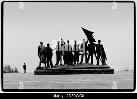 Figurengruppe von Fritz Cremer am Buchewald Memorial. Buchenwald war ein Nazi-Konzentrationslager, das im Juli 1937 auf dem Ettersberg bei Weimar gegründet wurde. Auf dem Haupttor war das Motto Jedem das seine (englisch: 'Jedem sein eigenes') eingeschrieben. Die SS interpretierte dies als das "Meistergeschlecht", das das Recht hatte, andere zu demütigen und zu zerstören.Es war eines der ersten und größten Konzentrationslager innerhalb der 1937 deutschen Grenzen. Viele tatsächliche oder vermutete Kommunisten gehörten zu den ersten Internierten. Gefangene kamen aus ganz Europa und der Sowjetunion – Juden Stockfoto