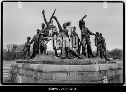 Figurengruppe von Fritz Cremer am Buchewald Memorial. Buchenwald war ein Nazi-Konzentrationslager, das im Juli 1937 auf dem Ettersberg bei Weimar gegründet wurde. Auf dem Haupttor war das Motto Jedem das seine (englisch: 'Jedem sein eigenes') eingeschrieben. Die SS interpretierte dies als das "Meistergeschlecht", das das Recht hatte, andere zu demütigen und zu zerstören.Es war eines der ersten und größten Konzentrationslager innerhalb der 1937 deutschen Grenzen. Viele tatsächliche oder vermutete Kommunisten gehörten zu den ersten Internierten. Gefangene kamen aus ganz Europa und der Sowjetunion – Juden Stockfoto