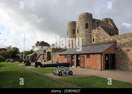 Ypern Tower aus dem 14. Jahrhundert, der Teil der Verteidigung von Rye mit Kanonen war, jetzt Rye Castle Museum, mit Ausstellungen zur lokalen Geschichte,RYE , EAST SUSSEX, Großbritannien Stockfoto