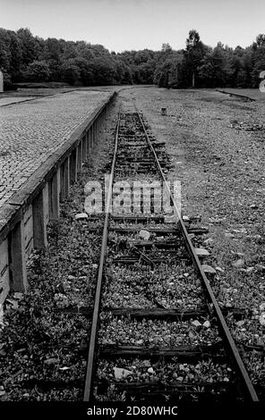 Die Überreste der Eisenbahnlinie nach Buchenwald. Die Plattform (hier zu sehen) ist der Beginn des berüchtigten Caracho-Weges (Carachoweg), den alle Gefangenen benutzen mussten, um zum Lager zu gehen. Caracho ist ein spanisches Gefängnis Slang Wort für "Double Time" und wurde so von spanischen kommunistischen Gefangenen, die beim Bau der Eisenbahn geholfen und die gefangen genommen wurden Kampf gegen Franco im spanischen Bürgerkrieg benannt. Buchenwald war ein Nazi-Konzentrationslager, das im Juli 1937 auf dem Ettersberg bei Weimar gegründet wurde. Am Haupttor das Motto Jedem das seine (englisch: 'To each his own') Stockfoto