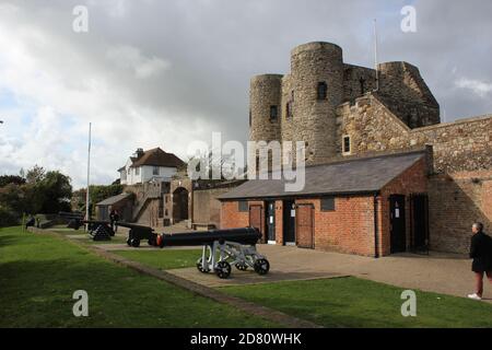 Ypern Tower aus dem 14. Jahrhundert, der Teil der Verteidigung von Rye mit Kanonen war, jetzt Rye Castle Museum, mit Ausstellungen zur lokalen Geschichte,RYE , EAST SUSSEX, Großbritannien Stockfoto