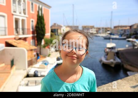 Kleines Mädchen mit Down-Syndrom in der mediterranen Stadt Stockfoto