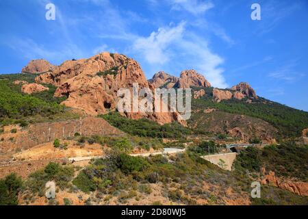 Das Esterel-Massiv liegt zwischen Saint-Raphael und Mandelieu in den Departements Var und Alpes-Maritimes in der Region Provence-Alpes-Cote d'Azur, Frankreich Stockfoto