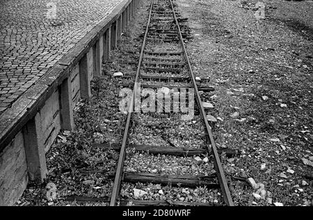 Die Überreste der Eisenbahnlinie nach Buchenwald. Die Plattform (hier zu sehen) ist der Beginn des berüchtigten Caracho-Weges (Carachoweg), den alle Gefangenen benutzen mussten, um zum Lager zu gehen. Caracho ist ein spanisches Gefängnis Slang Wort für "Double Time" und wurde so von spanischen kommunistischen Gefangenen, die beim Bau der Eisenbahn geholfen und die gefangen genommen wurden Kampf gegen Franco im spanischen Bürgerkrieg benannt. Buchenwald war ein Nazi-Konzentrationslager, das im Juli 1937 auf dem Ettersberg bei Weimar gegründet wurde. Am Haupttor das Motto Jedem das seine (englisch: 'To each his own') Stockfoto