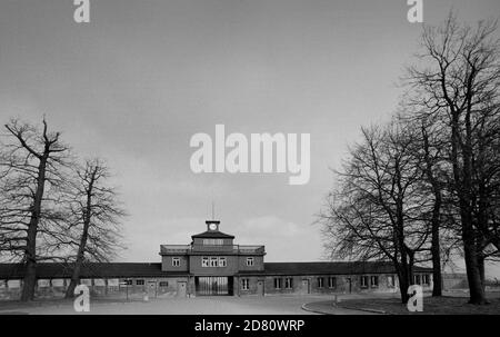 Buchenwald war ein Nazi-Konzentrationslager, das im Juli 1937 auf dem Ettersberg bei Weimar gegründet wurde. Auf dem Haupttor war das Motto Jedem das seine (englisch: 'Jedem sein eigenes') eingeschrieben. Die SS interpretierte dies als das "Meistergeschlecht", das das Recht hatte, andere zu demütigen und zu zerstören.Es war eines der ersten und größten Konzentrationslager innerhalb der 1937 deutschen Grenzen. Viele tatsächliche oder vermutete Kommunisten gehörten zu den ersten Internierten. Gefangene kamen aus ganz Europa und der Sowjetunion – Juden, Polen und andere Slawen, geistig Kranke und körperlich Stockfoto